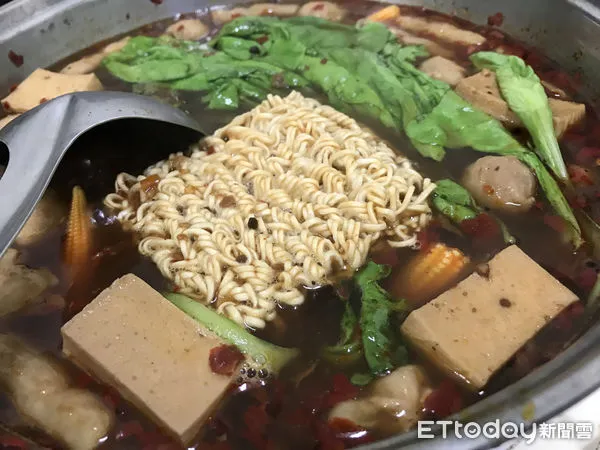 ▲寒流來襲，薑母鴨、羊肉爐業者生意強強滾，帶動火鍋類蔬菜銷售量，美味又營養的茼蒿，是消費者吃鍋必點蔬菜之一，需求量大增。（圖／記者蔡佩旻攝）