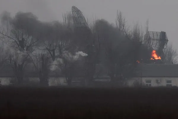 ▲▼烏克蘭頓內茨克州亞速海沿岸城市馬里烏波爾（Mariupol）機場附近的軍事設施24日遭俄軍砲擊。（圖／路透）