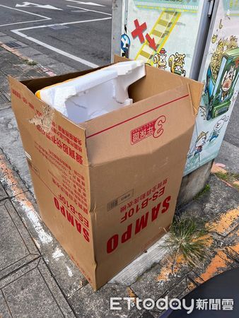 ▲▼她買洗衣機「廢紙箱」丟路口，風一吹砸中騎士「談不攏」挨告。（圖／記者邱中岳翻攝）