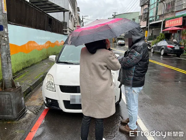 ▲▼行政執行署新北分署2位女書記官在寒風冷雨中，撐傘站崗一小時順利催繳4.6萬元入帳。（圖／新北分署提供）