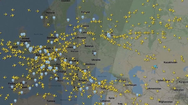 ▲▼飛航追蹤網站FlightRadar24截圖記錄顯示，在俄羅斯24日發動軍事行動後，所有民航飛機全都繞道飛行，烏克蘭上空出現罕見「空洞」。（圖／路透）