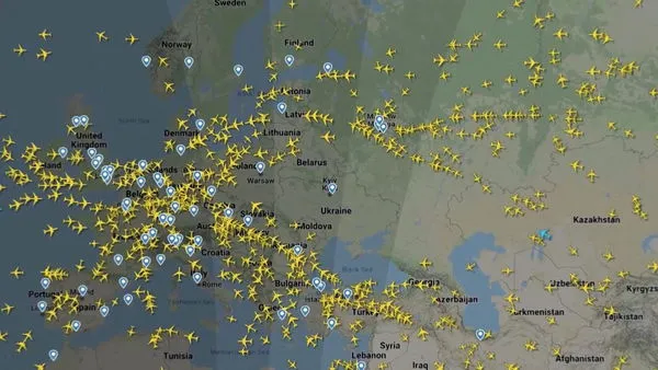 ▲▼飛航追蹤網站FlightRadar24截圖記錄顯示，在俄羅斯24日發動軍事行動後，所有民航飛機全都繞道飛行，烏克蘭上空出現罕見「空洞」。（圖／路透）