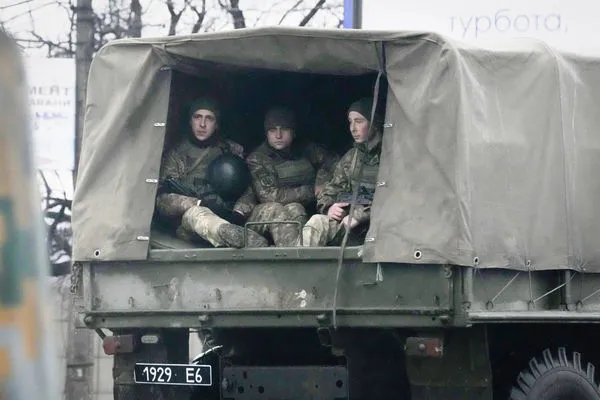 烏克蘭士兵在馬里烏波爾（Mariupol）搭乘軍車。（圖／達志影像／美聯社）