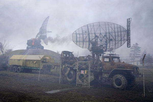烏克蘭馬里烏波爾（Mariupol）的軍事設施受到攻擊，造成雷達等設備受損。（圖／達志影像／美聯社）