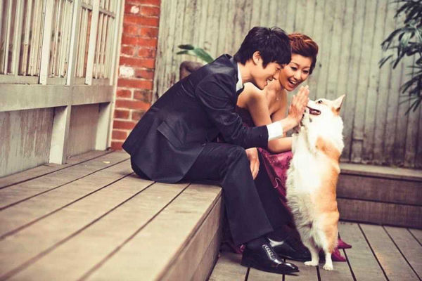 吉他手小花結婚拍婚紗照，狗狗必魯也是要角。（圖／星創意行銷提供）