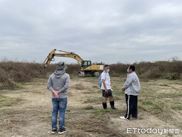 ▲台南市環保局稽查員，上山、下海埋伏跟監、收集證據，與檢警通力合作揪出犯罪集團，過程雖辛苦、危險，但為守護環境冒險犯難打擊犯罪不手軟。（圖／記者林悅翻攝，下同）