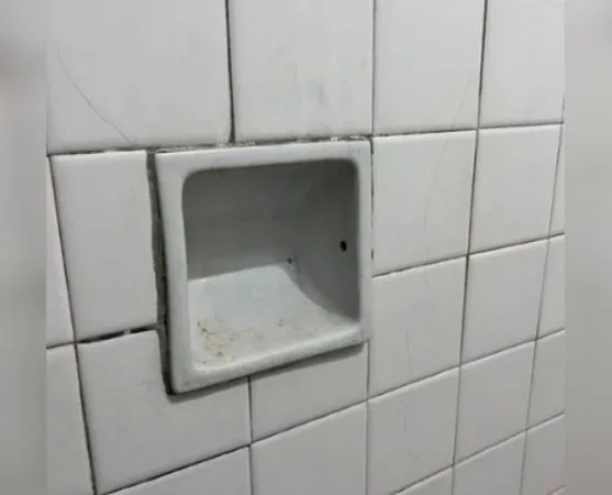 老房子浴室小凹槽的功用掀起網友兩派論戰。（圖／翻攝自Facebook／爆廢公社）