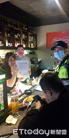 ▲恆春警分局到店家宣導酒駕作為            。（圖／恆春警分局提供，下同）