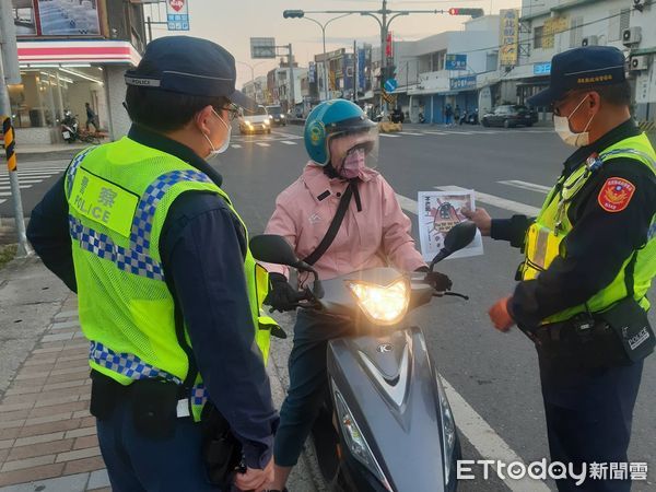 ▲恆春警分局到店家宣導酒駕作為            。（圖／恆春警分局提供，下同）