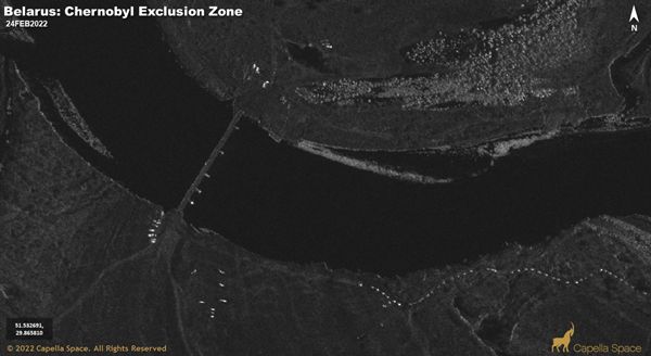 ▲▼ 美國衛星公司「五車二空間公司」（Capella Space）衛星照片顯示，在車諾比附近，數十輛軍用汽車通過浮橋、深入禁區。（圖／翻攝推特@CSBiggers）