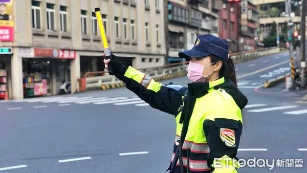 ▲228連假東北角恐湧人車潮 瑞芳警實施交通車輛分流管制。（圖／記者郭世賢翻攝）