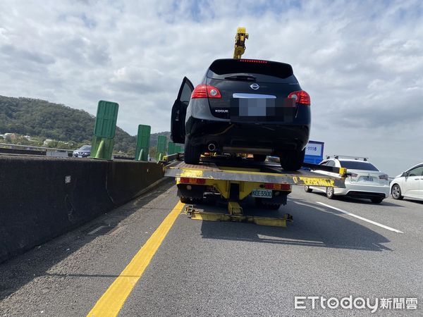 ▲男駕駛國道上突昏厥　後方來車秒超車！老婆坐副駕快嚇壞。（圖／記者陳凱力翻攝）