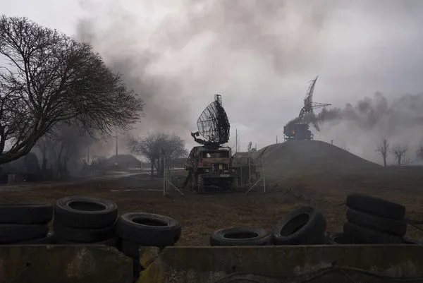 ▲▼ 烏克蘭港口城市馬立波（Mariupol）遭俄軍空襲後冒出濃煙。（圖／達志影像／美聯社）