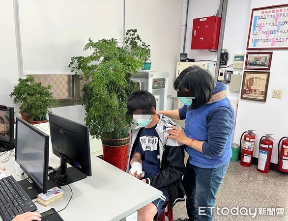 ▲21歲吳姓男子，沉迷斗內直播可獲高利，保險理賠金61萬元險遭詐騙，幸好台南市學甲分局警方與郵局聯手成功阻詐。（圖／記者林悅翻攝，下同）