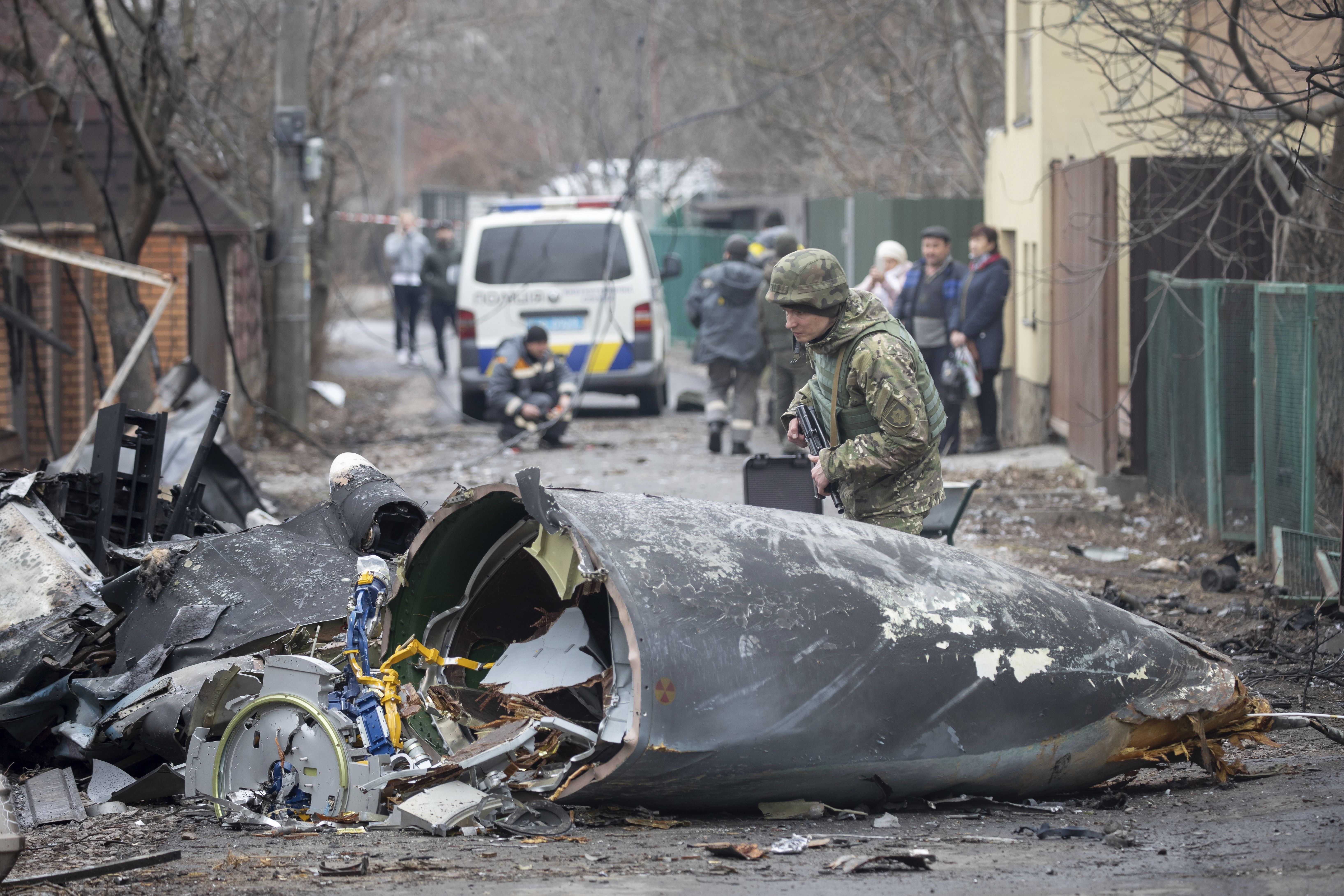 ▲▼烏克蘭軍隊今天在首都基輔（Kyiv）抵抗俄軍進犯。（圖／美聯社）