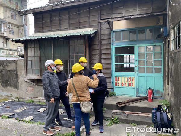 ▲草叢發現日治建物「豐原郡附屬官舍」，市議員拼修復活化成知名景點。（圖／陳清龍提供）