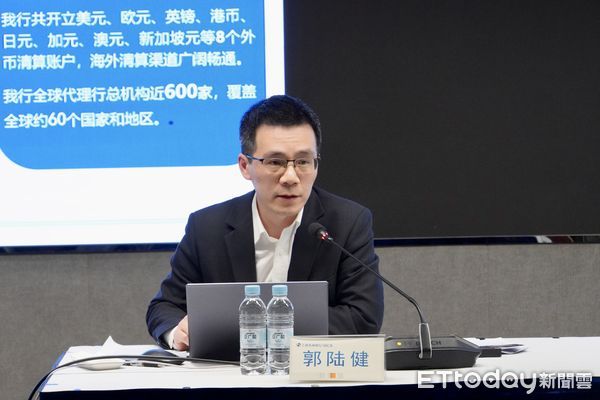 ▲上海農商銀行貿易金融部郭陸健在簽約儀式後向台資企業代表介紹本次戰略合作協議的詳細內容。（圖／記者趙禕攝）