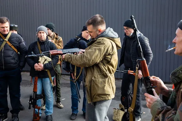 ▲▼烏克蘭基輔發機槍給民兵。（圖／路透）