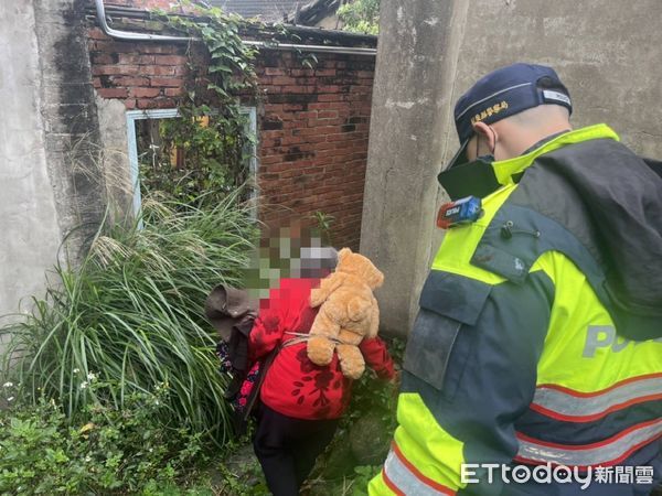 ▲7旬婦背泰迪熊躲土地公廟　熱心警寒流送暖助返家。（圖／記者黃孟珍翻攝）