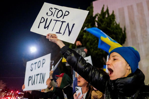 ▲▼美國洛杉磯的俄羅斯裔社區居民上街抗議，反對俄羅斯入侵烏克蘭。（圖／路透）