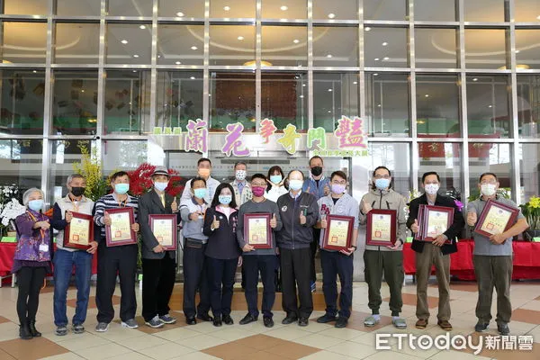 ▲台南市議會主辦、台南市蘭藝協會承辦的2022年春季台南市議長盃爭奇鬥豔蘭花比賽，26日由蔡淑惠議員等人，代表郭信良議長頒獎給前9名獎項得主。（圖／記者林悅翻攝，下同）