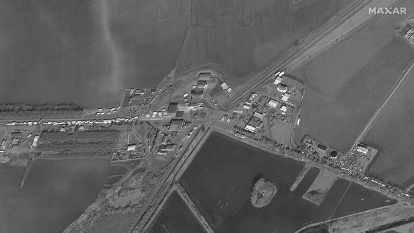 ▲▼Maxar最新衛星照顯示，烏克蘭和羅馬尼亞邊境的逃難車龍已長達6.5公里。（圖／路透）