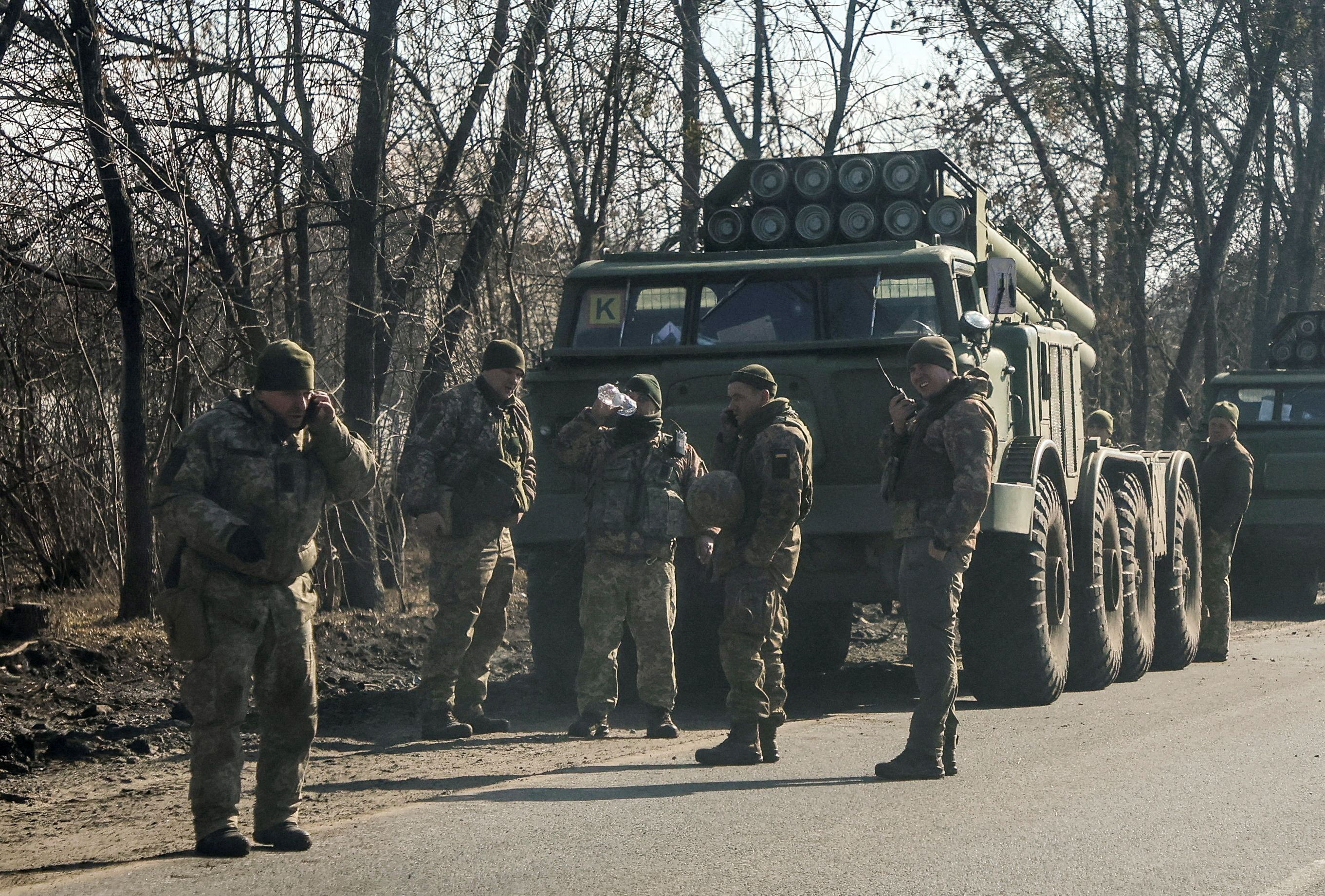▲▼駐守哈爾科夫（Kharkiv）地區的烏克蘭士兵，一旁有多管火箭砲發射裝置。（圖／路透）
