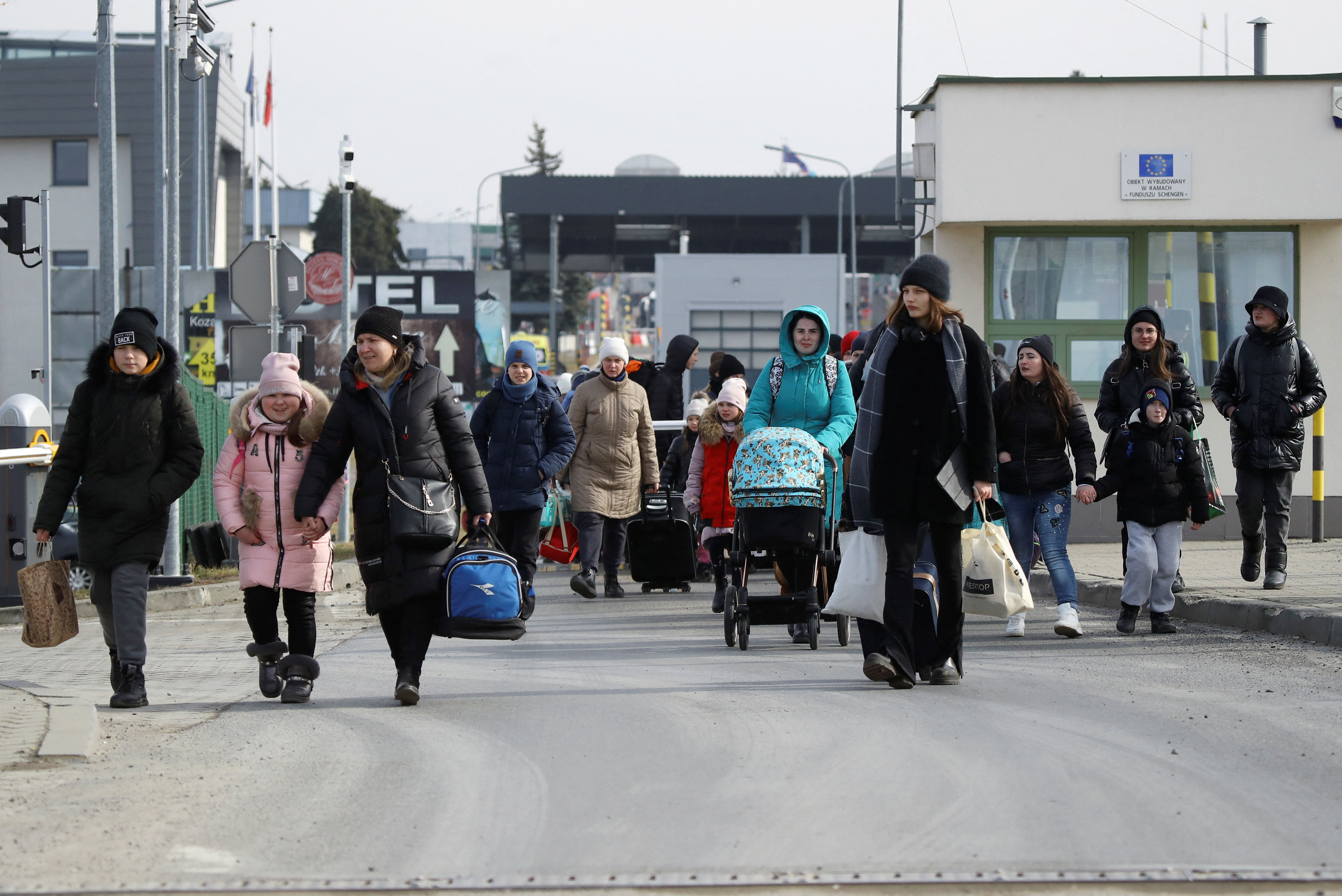 ▲▼烏克蘭女性帶著家人穿過波蘭邊界。（圖／路透）