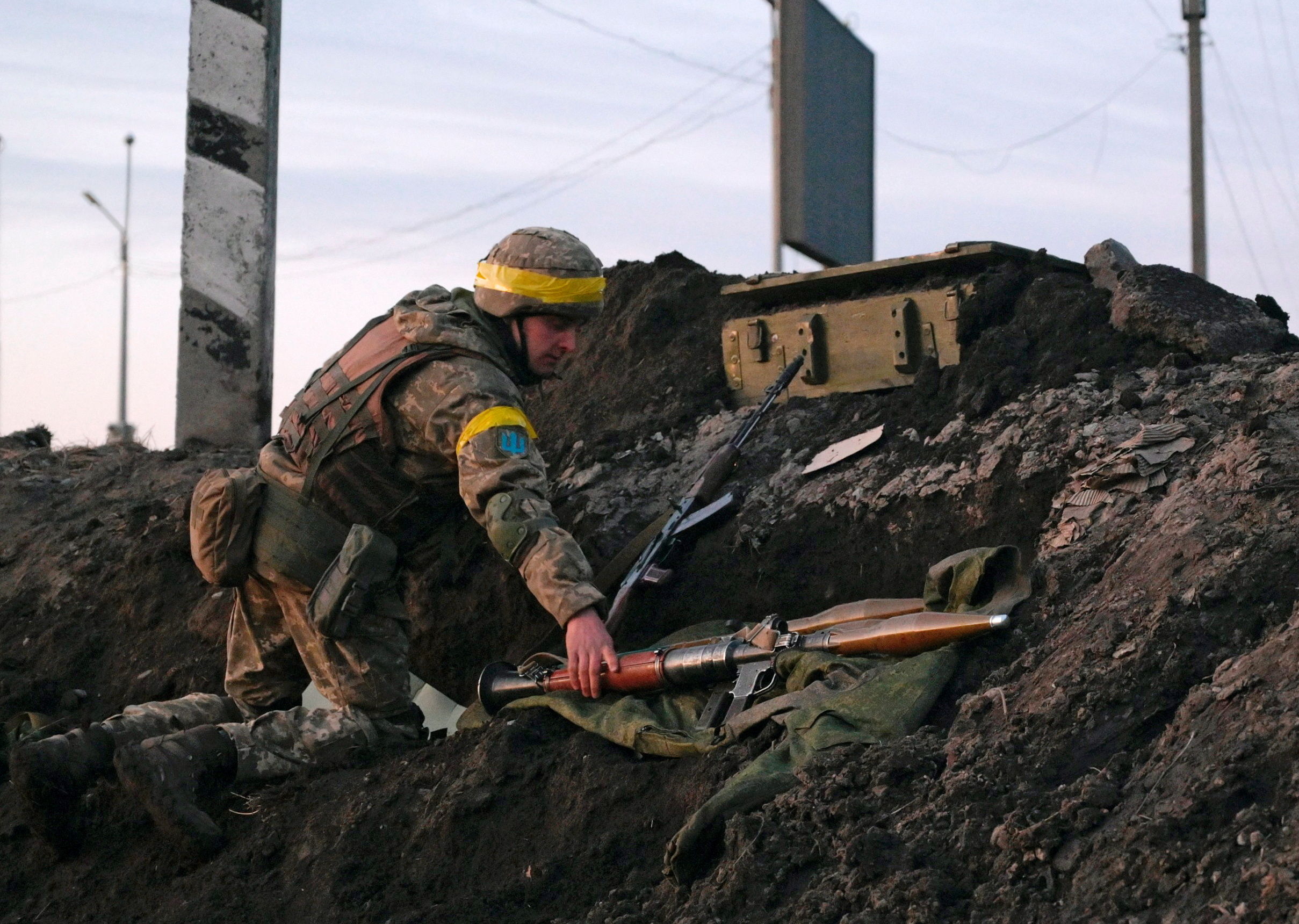 ▲▼一名烏克蘭軍人在烏克蘭哈爾科夫市外的戰地手持火箭推進榴彈（RPG）發射器。（圖／路透）