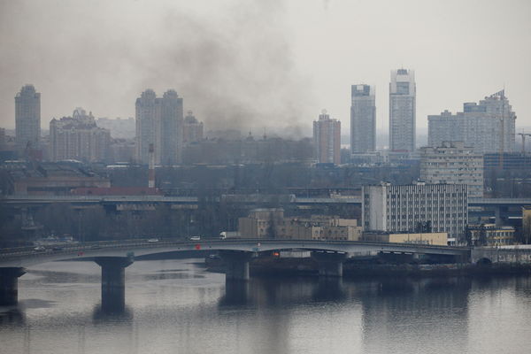 ▲▼在基輔的烏克蘭國防部最近冒出濃煙。（圖／路透）