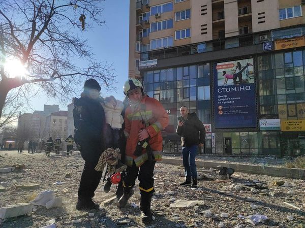 ▲▼烏克蘭政府發布一張導彈襲擊住宅大樓後的救援照片。（圖／取自烏克蘭內政部）
