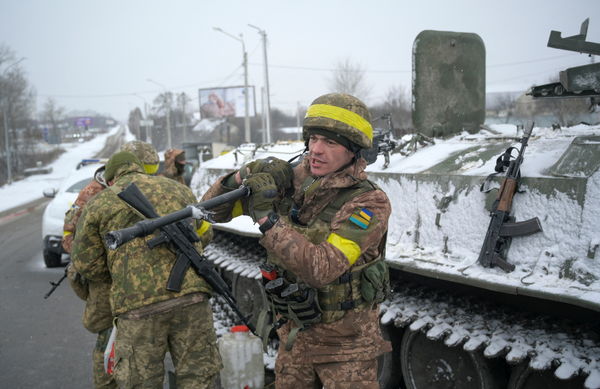 ▲烏克蘭軍人日前在基輔守備。（圖／路透）