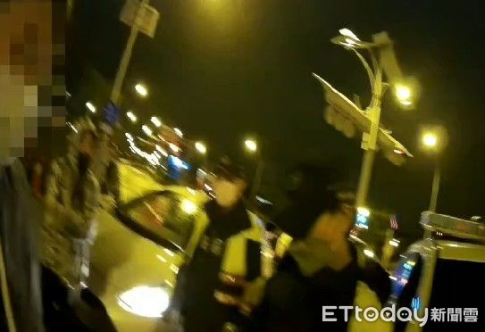 ▲台南市警三分局安中派出所員警，查獲37歲林姓男子及許姓女子2人吸毒，並起獲安毒及、毒咖啡包。（圖／記者林悅翻攝，下同）