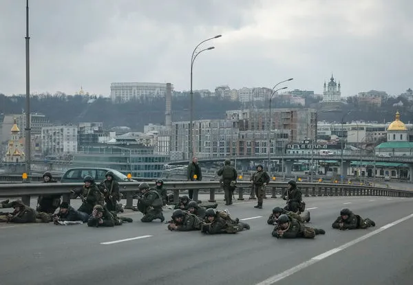 ▲▼烏克蘭國民警衛隊的軍人在基輔市中心就位。（圖／路透）