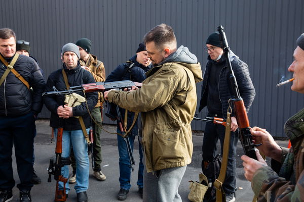 ▲▼烏克蘭防衛軍成員在基輔接受武器。（圖／路透）