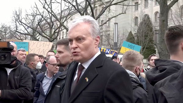 ▲立陶宛總統在俄羅斯大使館外參加抗議入侵烏克蘭。（圖／路透）