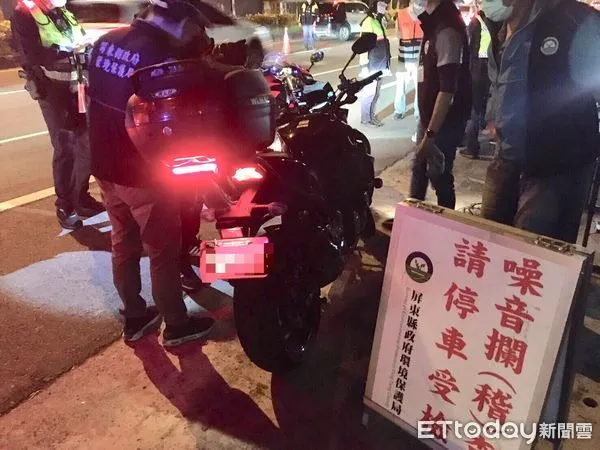 ▲里港警結合監理站、環保局聯合稽查，取締改裝車輛             。（圖／記者陳崑福翻攝，下同）