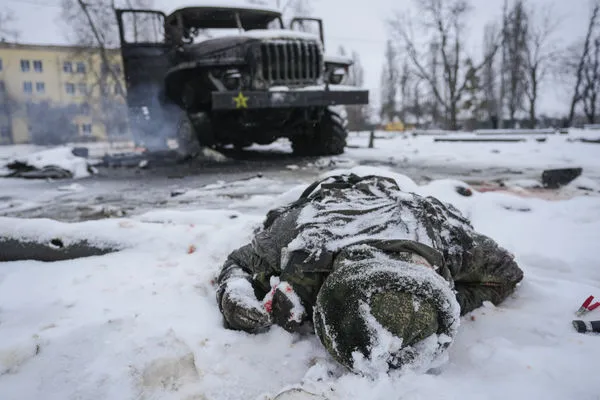 ▲▼烏克蘭第二大城哈爾科夫，疑似是俄軍的屍體被皚皚白雪所覆蓋，旁邊是一輛被摧毀的俄羅斯軍用軍用多管火箭發射車。（圖／達志影像／美聯社）