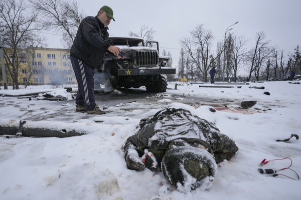 ▲▼烏克蘭第二大城哈爾科夫，疑似是俄軍的屍體被皚皚白雪所覆蓋，旁邊是一輛被摧毀的俄羅斯軍用軍用多管火箭發射車。（圖／達志影像／美聯社）