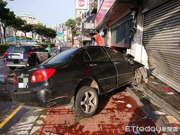 ▲男子駕車失控衝撞檳榔店家。（圖／中壢警分局提供）