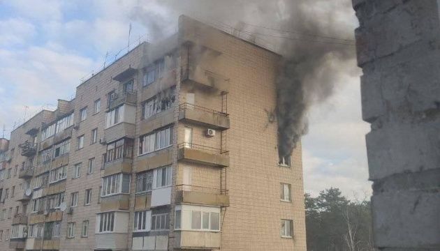▲▼俄羅斯砲彈擊中烏克蘭基輔州布恰的公寓大樓，照片在網路上瘋傳。（圖／翻攝自臉書）