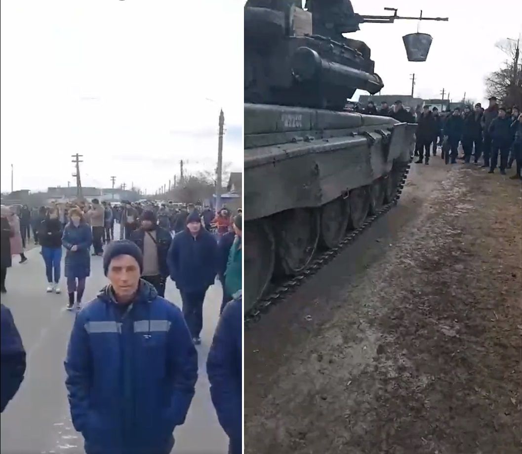 ▲烏克蘭出現大批民眾肉身擋坦克畫面。（圖／翻攝自推特，下同）