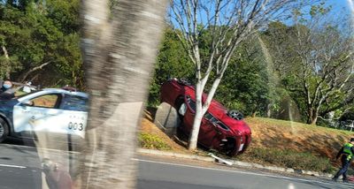 后里路口2車相撞　紅車「側翻卡邊坡」駕駛擦挫傷送醫