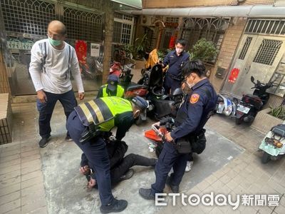 毒蟲當街拒捕！警壓制倒地扭打　他「換氣過度」臉色慘白送醫