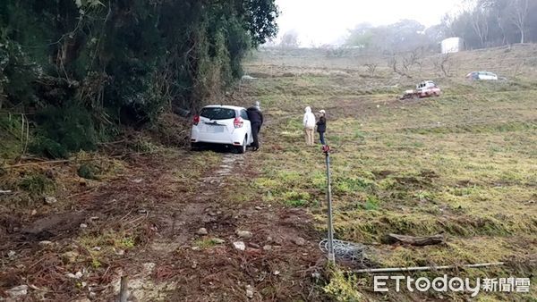 ▲游男等人欲到山區露營，却被導航引到果園而「刁車」。（圖／大溪警分局提供）