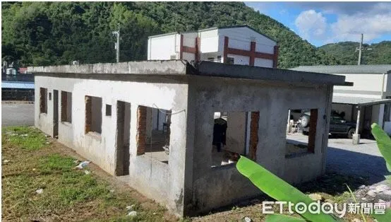 ▲▼原本老舊簡陋的舊宿舍內部僅是簡單的隔板隔間，沒有所謂的廁所及浴室，在生活上相當不便。（圖／玉里分局提供，下同）