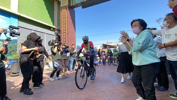 一日北高！柯文哲下午抵彰化寶天宮　支持者力挺高喊：愛你 | ETtoda