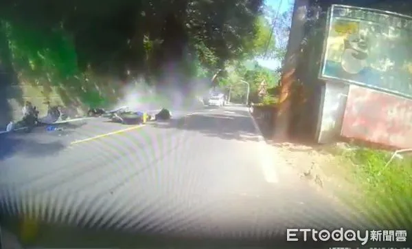▲▼蘇男騎黃牌重機在北宜公路撞對向日籍大學生重機，雙雙頭部重創倒地，蘇男爆頭亡，後方行車記錄器拍下蘇男最後身影             。（圖／記者陳以昇翻攝）