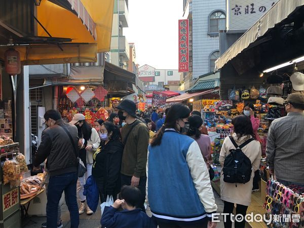 ▲228連假台南熱情好天氣，許多遊客迫不及待興高采烈直奔走訪台南，再加上高鐵台南站旁甫開幕的三井OUTLET正式營運，台南人瘤旺旺來。（圖／記者林悅翻攝，下同）