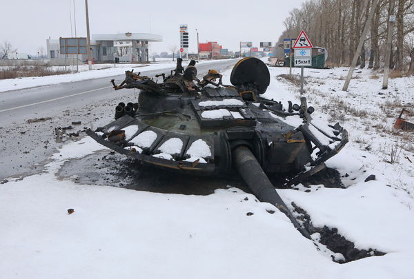 ▲▼在烏克蘭哈爾科夫，可以看到被毀坦克的砲塔。（圖／路透社）